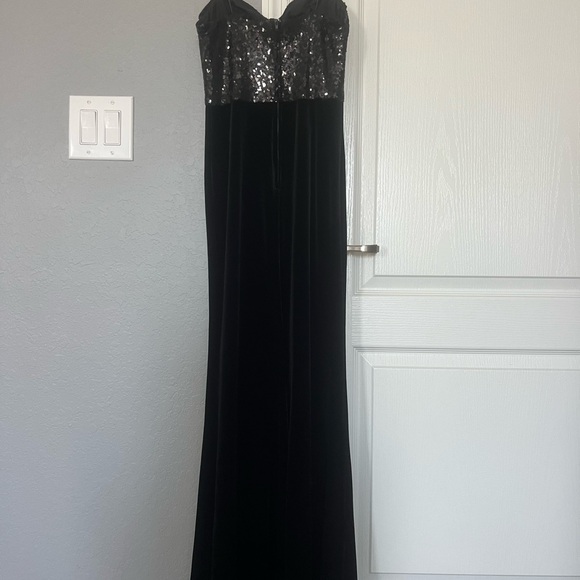 Woman’s size 1/2 gown - Picture 2 of 3